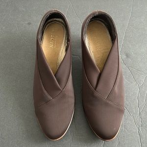 NAOT. STRETCH NYLON  WOMEN SHOE SIZE 9. COLOR BROWN. WORN ONCE  VERY CONFORTABLE